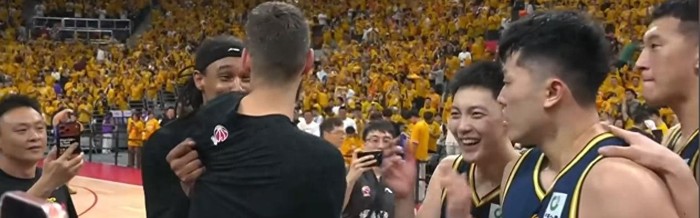 耀世娱乐平台-1650万球员仅得5分，还笑着祝贺张皓嘉，京蜜:买你不如买更好外援|北京队|广东队|赵睿|贾维尔-麦基|贾维尔·麦基_新浪体育_新浪新闻